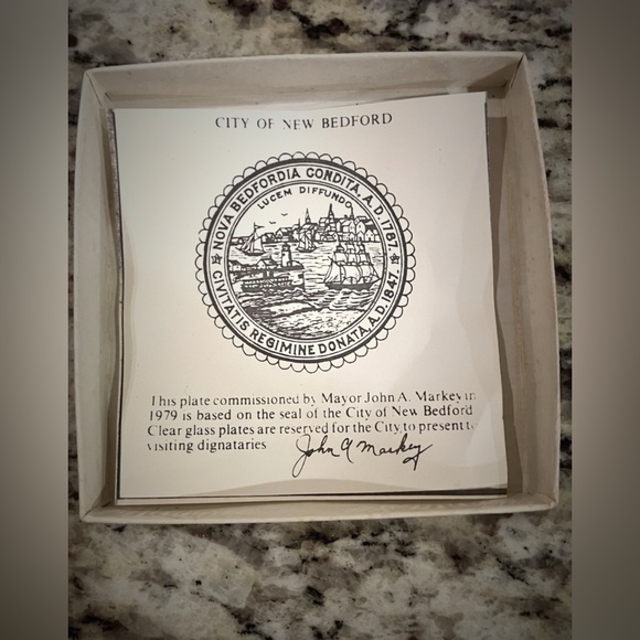 Vintage New Bedford Green Glass Seal Plate 3.5” City of New Bedford Markey 1979 - Picture 4 of 4